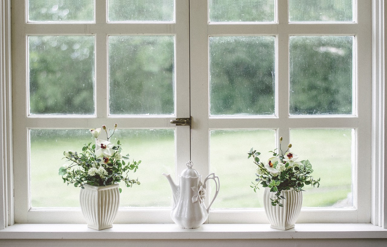 Slaapkamer met opengewerkte en natuurlijke raambekleding Slaapkamer met opengewerkte en natuurlijke raambekleding
