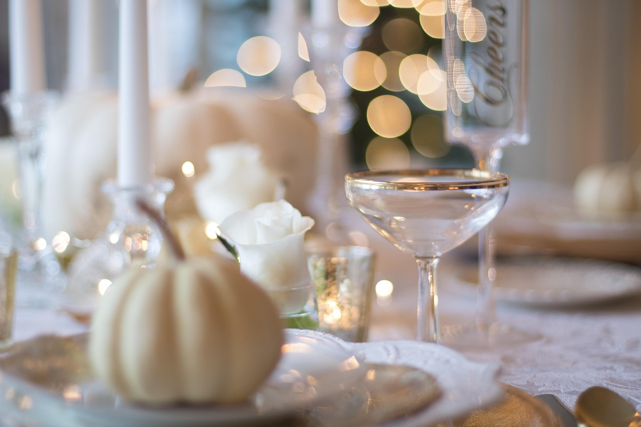 Chique herfstcentrumstuk met dennenappels en bloemen.
