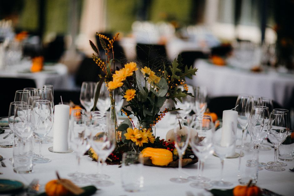 Elegante herfstkrans met herfstbladeren en bessen.