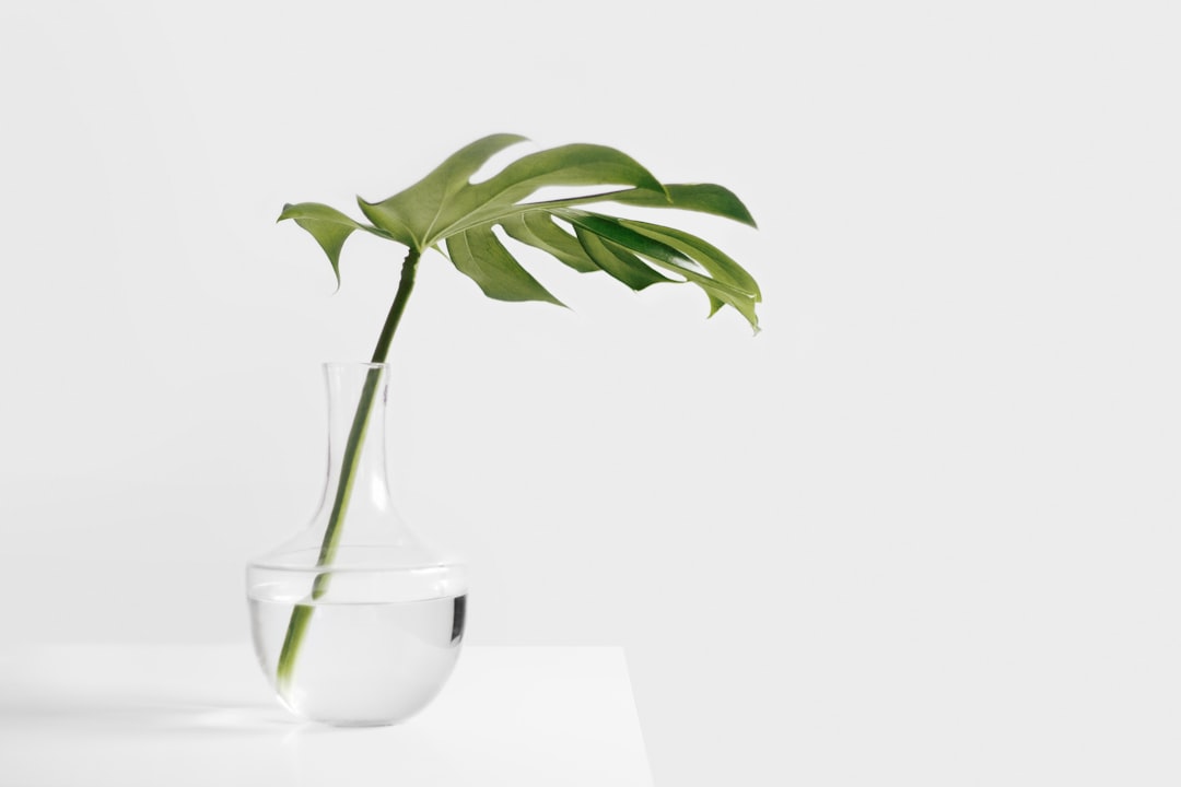Minimalistisch zilvergrijze woonkamer met strakke lijnen. Minimalistisch zilvergrijze woonkamer met strakke lijnen.
