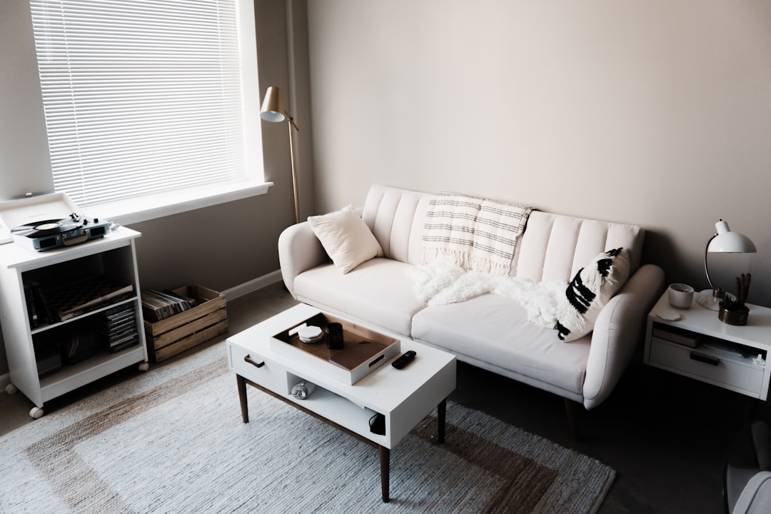 Open planken met opbergmanden in minimalistisch appartement