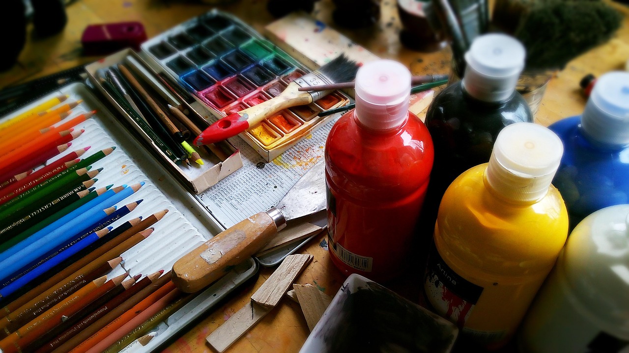 Rustgevende werkplek met Zen-inspirerende kunst