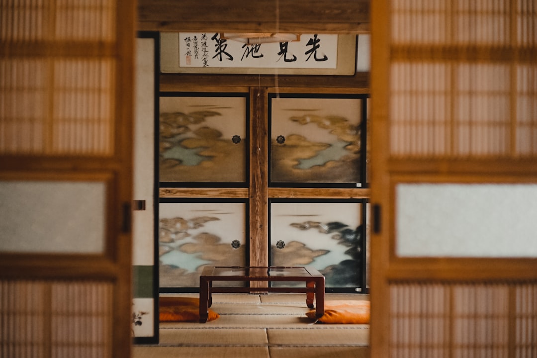Japanse canvas kunst in minimalistische werkruimte