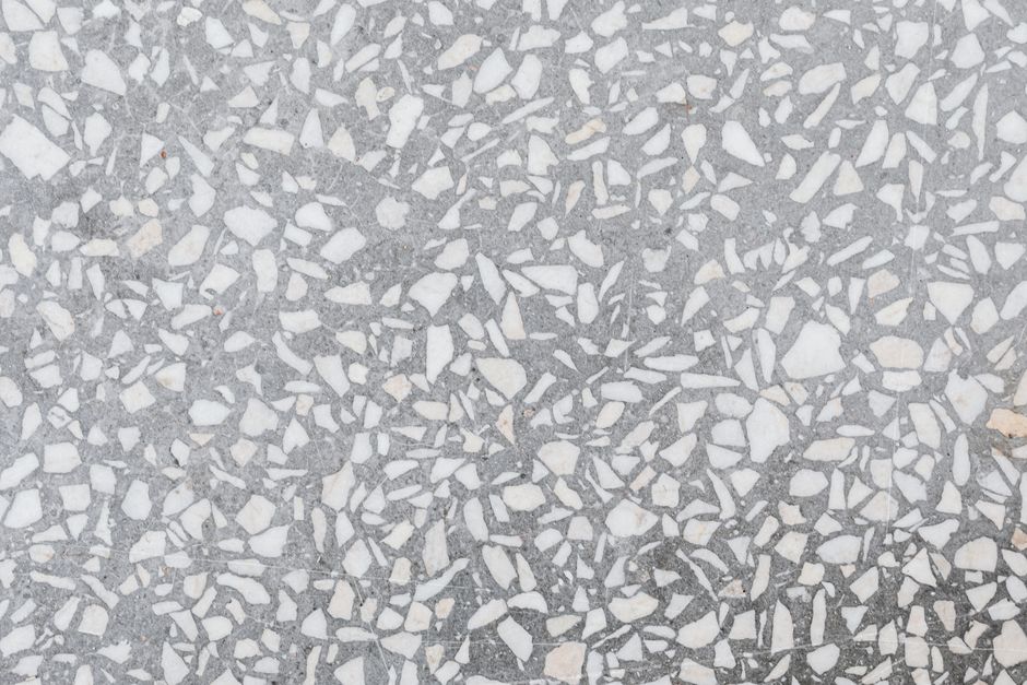 Terracotta terrazzo vaas met herfstboeket.