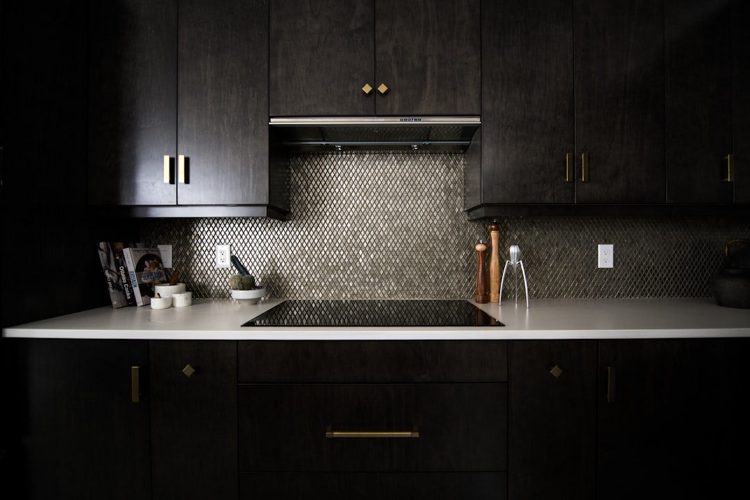 Keukenblad met kleurrijke terrazzo accenten.