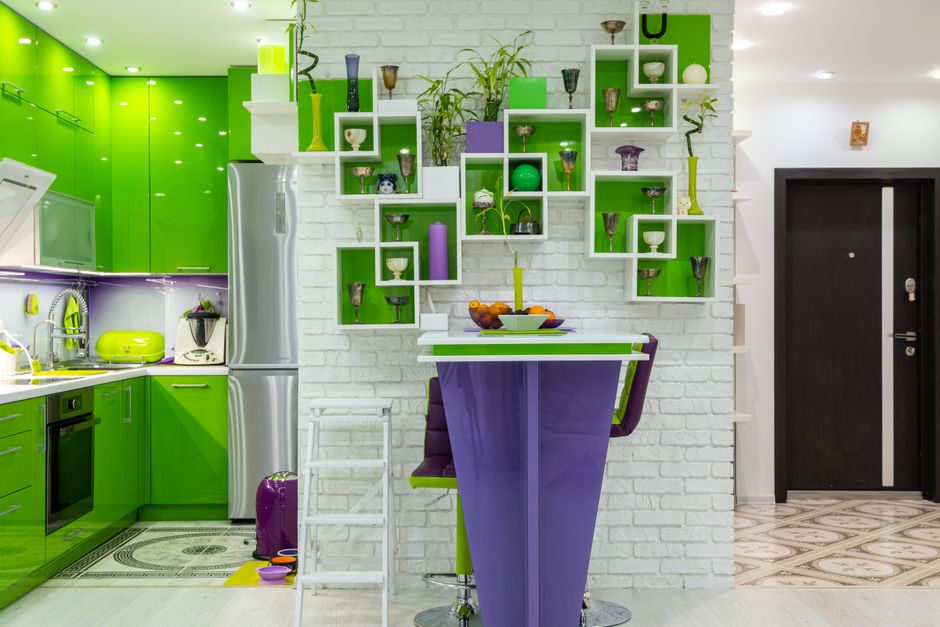 Heldere accentmuren in een hedendaagse keuken. Heldere accentmuren in een hedendaagse keuken.