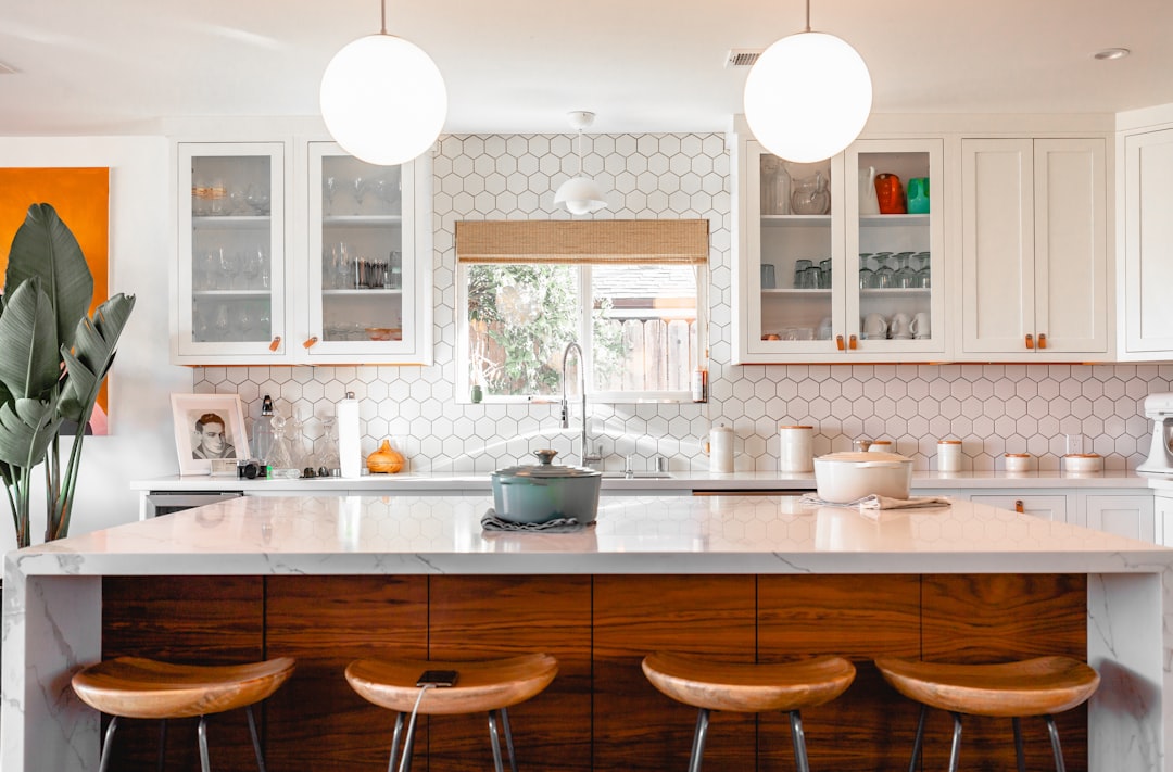 Felgekleurde keukenkastjes met moderne stijlen. Felgekleurde keukenkastjes met moderne stijlen.