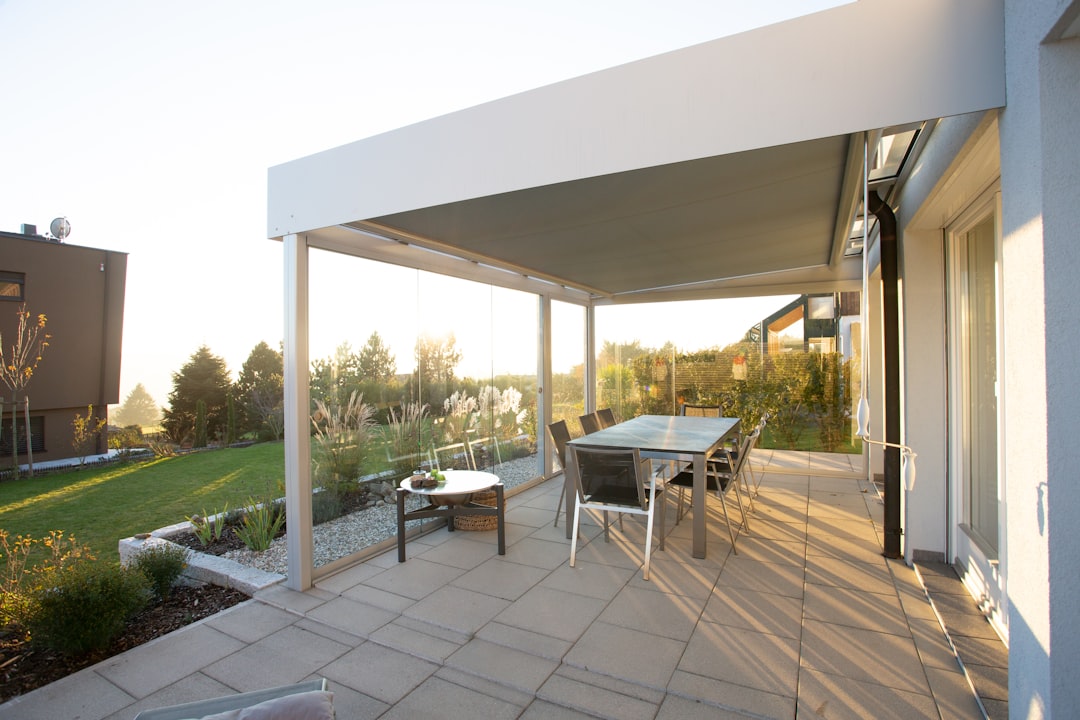 Veranda met groene dakbedekking en zonnepanelen.