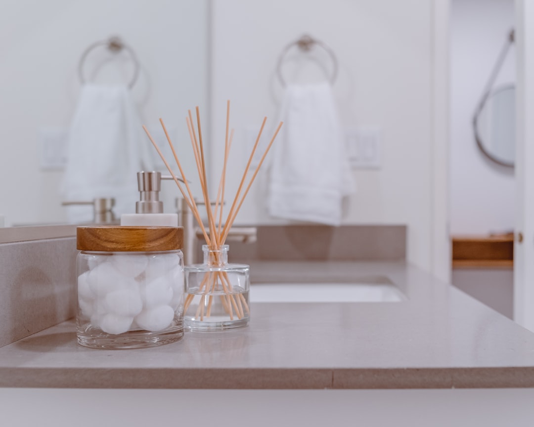 Glazen douchewand met moderne afwerking en verlichting. Glazen douchewand met moderne afwerking en verlichting.